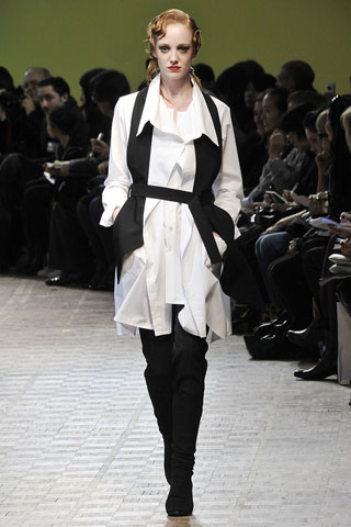 Vestido camisero blanco chaleco negro botas altas Limi Feu